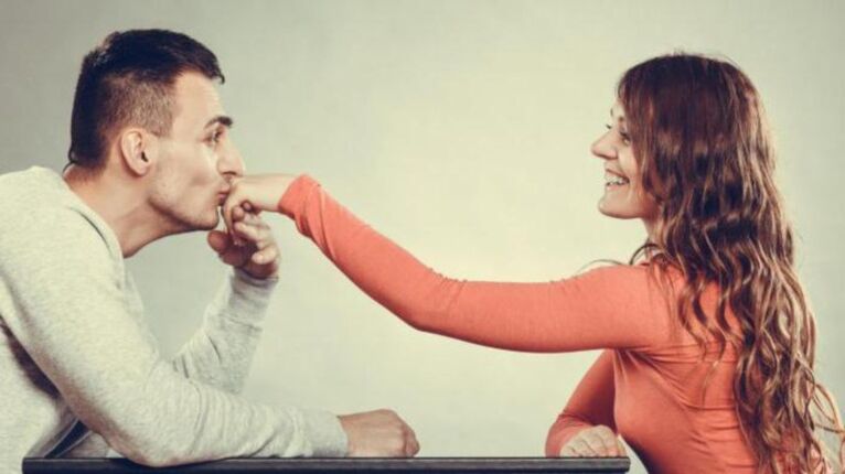 un garçon s'occupe d'une fille et pense à agrandir son pénis