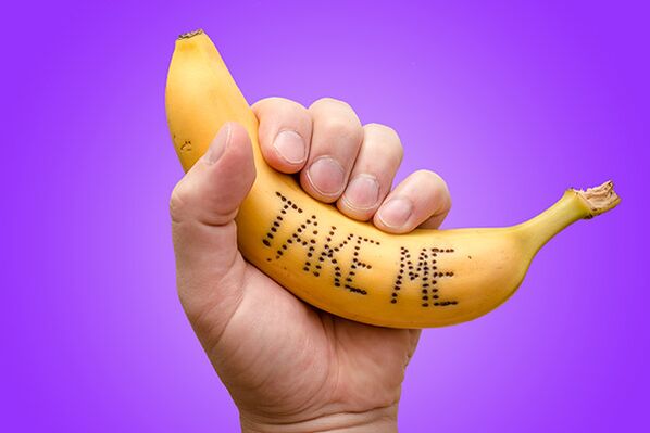 la banane à la main symbolise un pénis avec une tête élargie