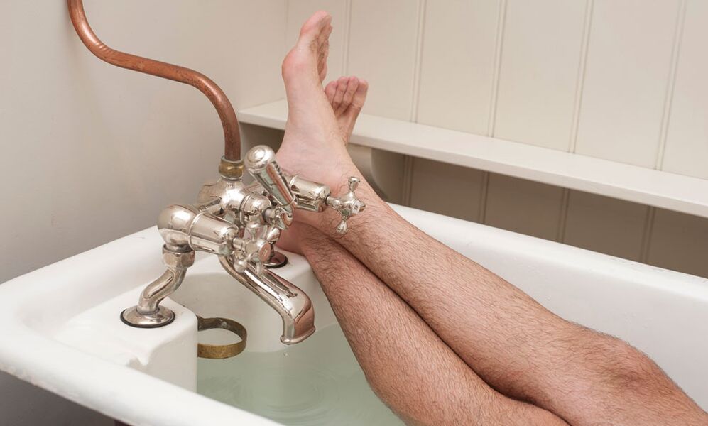 Un homme se baigne avec des boissons gazeuses