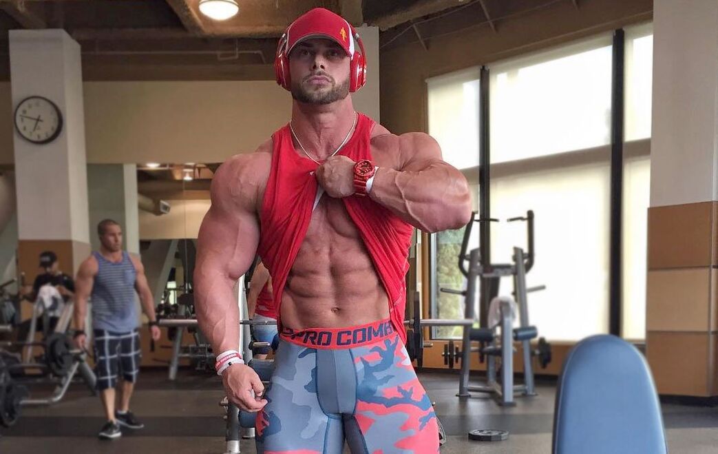 Homme dans le sport dans le gymnase