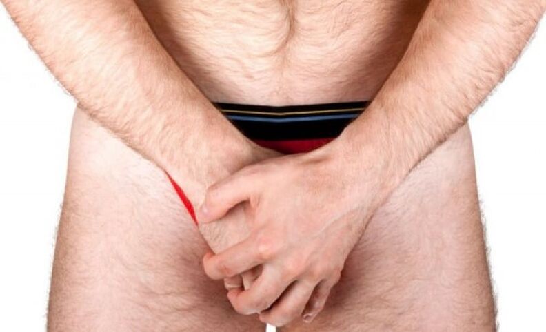 homme faisant un massage du pénis pour augmenter l'épaisseur